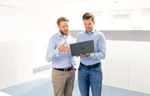 twee-consultants-voeren-een-audit-uit
