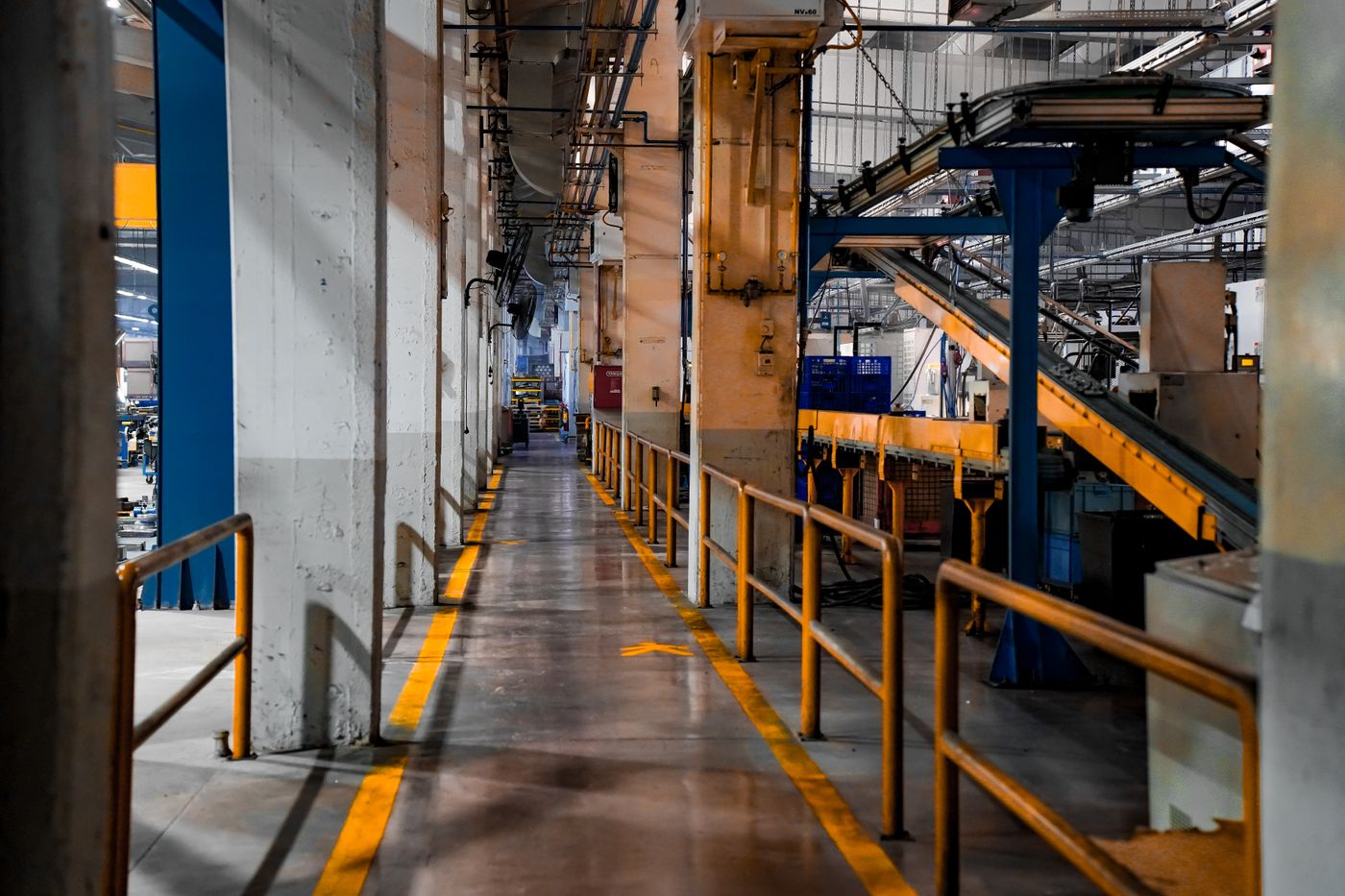Interieur van een moderne fabriek met transportbanden en productiemachines